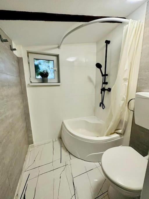 2-Room Cozy Retreat Near City Center Bukarest Eksteriør billede